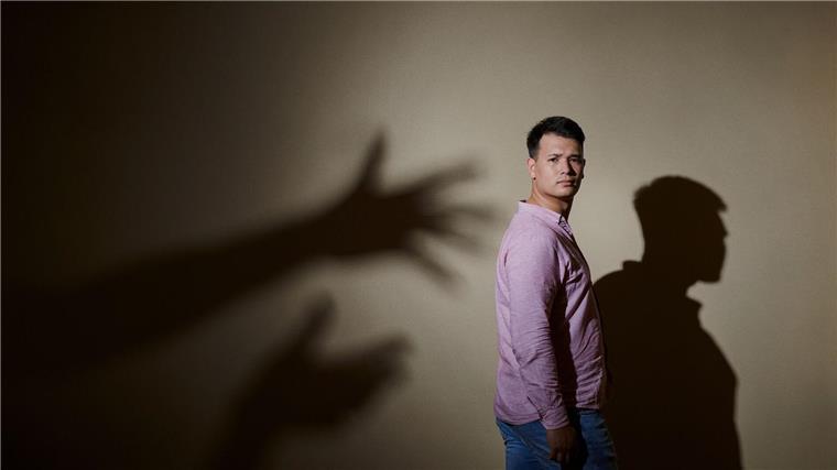Max Leon wird als Siebenjähriger mehrfach von seinem Kindertherapeuten missbraucht. Als 26-Jähriger spricht zum ersten Mal darüber - in der Reportage „37 Grad Leben - Glaubt mir! Missbrauch in der Therapie“.