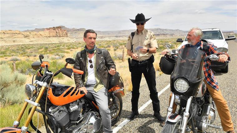 Max Parger (Florian Silbereisen, l) und Martin Grimm (Daniel Morgenroth, r) haben ein Problem: Sheriff Steve McCrown (Kai Pflaume) erkennt ihre Führerscheine nicht an.