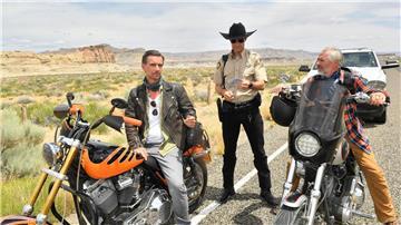 Max Parger (Florian Silbereisen, l) und Martin Grimm (Daniel Morgenroth, r) haben ein Problem: Sheriff Steve McCrown (Kai Pflaume) erkennt ihre Führerscheine nicht an.