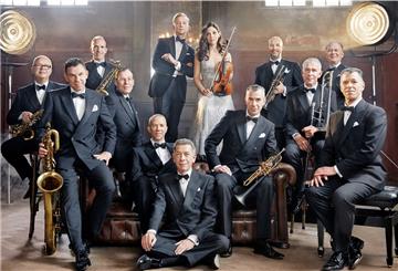 Max Raabe (hinten, Mitte) möchte mit seinem Palast-Orchester das Glück nach Bremerhaven bringen.