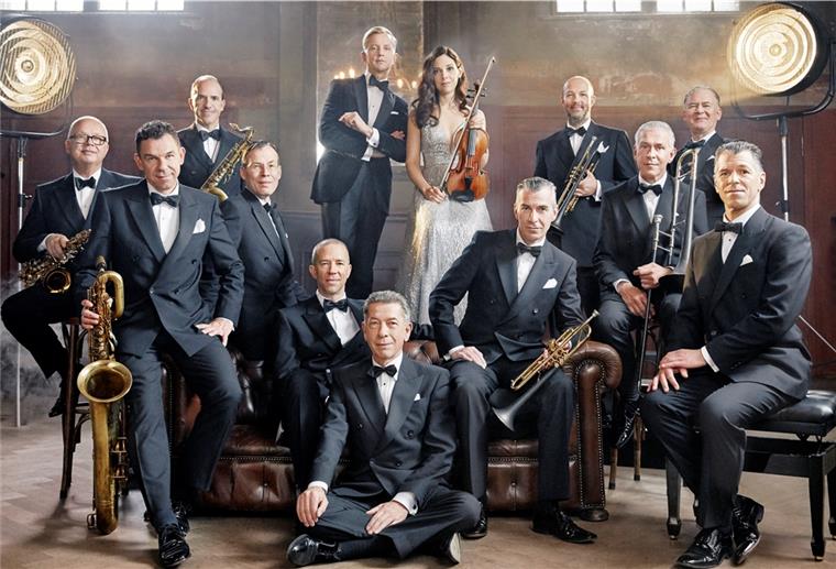 Max Raabe (oben Mitte) tritt mit seinem Palastorchester in der Stadthalle auf.