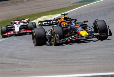 Max Verstappen aus den Niederlanden vom Team Red Bull in Aktion. Fährt bald der deutsche Nachwuchsfahrer Oliver Goethe an seiner Seite?