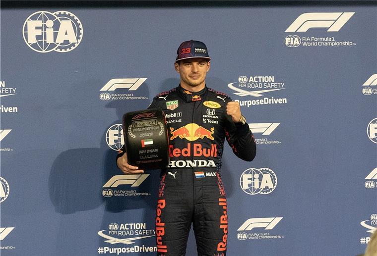 Max Verstappen freut sich über den Pole Position Award.
