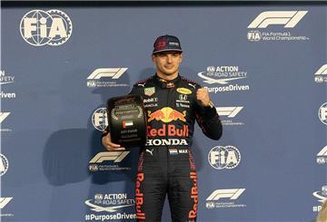 Max Verstappen freut sich über den Pole Position Award.