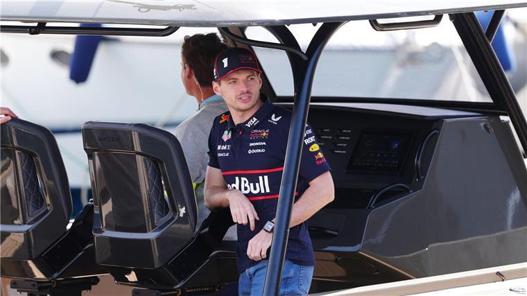 Verstappen ohne Tochter Lily beim Formel-1-Rennen in Monaco Max Verstappen kam per Boot im Fahrerlager von Monaco an.