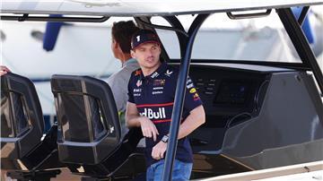 Max Verstappen kam per Boot im Fahrerlager von Monaco an.