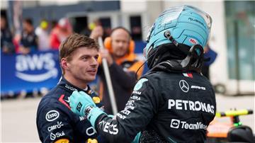 Max Verstappen (l) könnte 2026 gemeinsam mit George Russell für Mercedes fahren - oder ihn ersetzen.