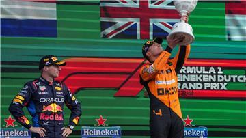Max Verstappen (l) muss sich Lando Norris geschlagen geben.