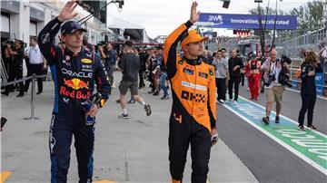 Max Verstappen (l) und Lando Norris.