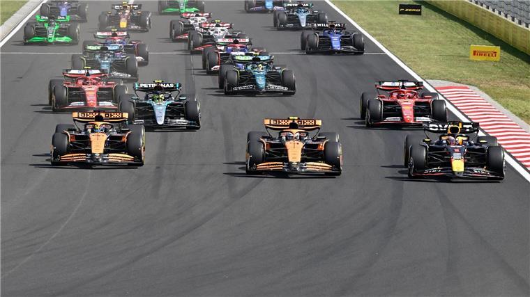 Red-Bull-Zoff mit „kindischem“ Verstappen - Piastri-Premiere Max Verstappen (r.), Lando Norris (m.) und Oscar Piastri biegen praktisch gleichauf in die erste Kurve ein.