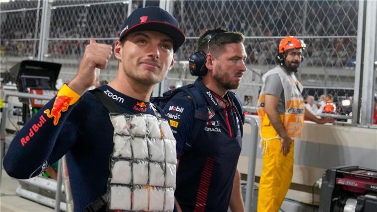 Bericht: Weltverband prüft Kühlung für Formel-1-Piloten Max Verstappen trägt vor dem Rennen in Katar im vergangenen Jahr eine Kühlweste.
