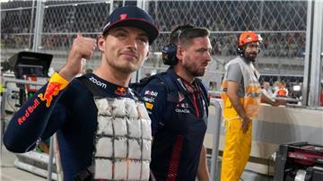 Max Verstappen trägt vor dem Rennen in Katar im vergangenen Jahr eine Kühlweste.