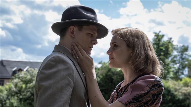 „Die Mittagsfrau“: Auf Identitätssuche mit Mala Emde Max von der Groeben als Wilhelm und Mala Emde als Helene im Film „Die Mittagsfrau“.