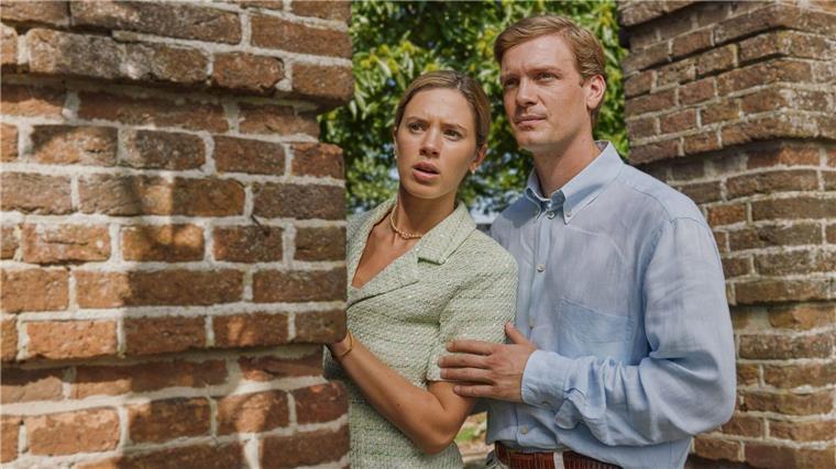 Die königliche Dramaserie „Máxima“ Máxima (Delfina Chaves) und Willem-Alexander (Martijn Lakemeier) verstecken sich hinter einem Mauervorsprung, Szene aus der Serie „Máxima“, die schon bei RTL+ zu sehen war und nun im frei verfügbaren TV bei ZDFneo läuft.