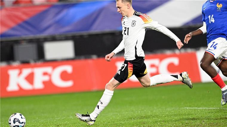 Maximilian Beier (l) von Borussia Dortmund traf zum 1:0.