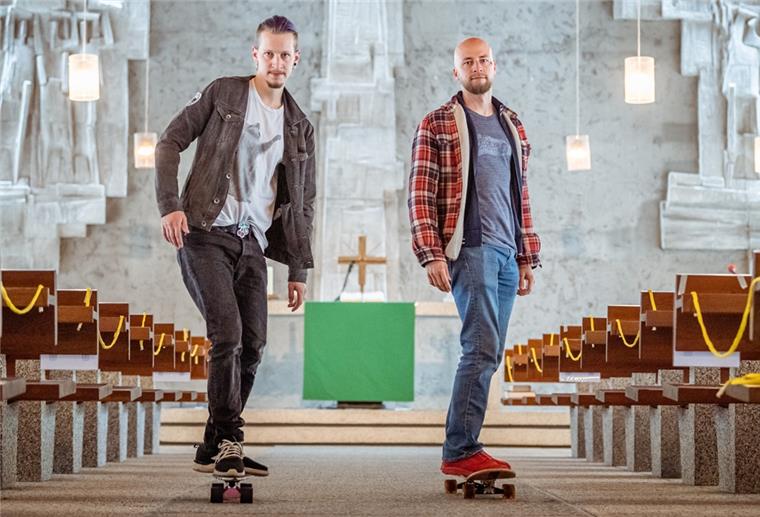 Maximilian Bode (links) und Christopher Schlicht sind Pfarrer der evangelischen Emmaus-Gemeinde und haben sich eine Lösung für den Weihnachtsgottesdienst unter Corona-Bedingungen ausgedacht.