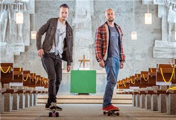 Maximilian Bode (links) und Christopher Schlicht sind Pfarrer der evangelischen Emmaus-Gemeinde und haben sich eine Lösung für den Weihnachtsgottesdienst unter Corona-Bedingungen ausgedacht.