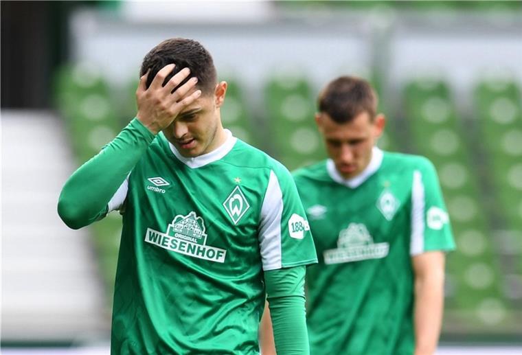 Maximilian Eggestein (hinten) und Milot Rashica können es nicht fassen: Werder ist abgestiegen.