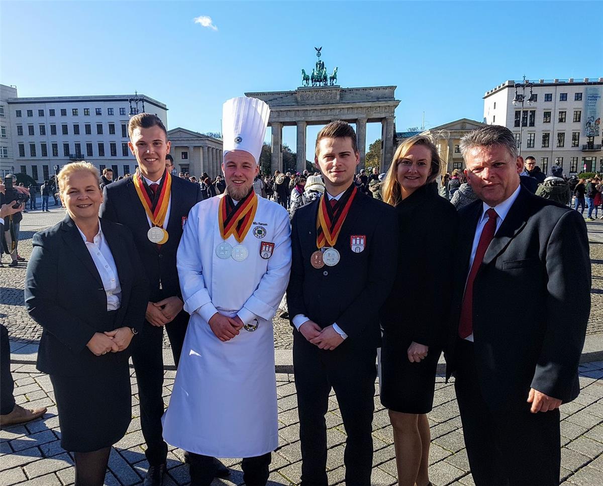Nordenhamer ist Deutschlands bester Hotelfachmann Maximilian Gallasch aus Nordenham (Zweiter von links) hat beim Dehoga-Bundeswettbewerb eine Gold- und eine Silbermedaille gewonnen.