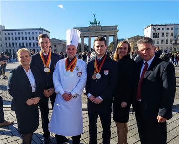 Maximilian Gallasch aus Nordenham (Zweiter von links) hat beim Dehoga-Bundeswettbewerb eine Gold- und eine Silbermedaille gewonnen.