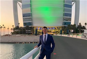 Maximilian Gallasch vor dem Burj-Al-Arab-Hotel in Dubai.