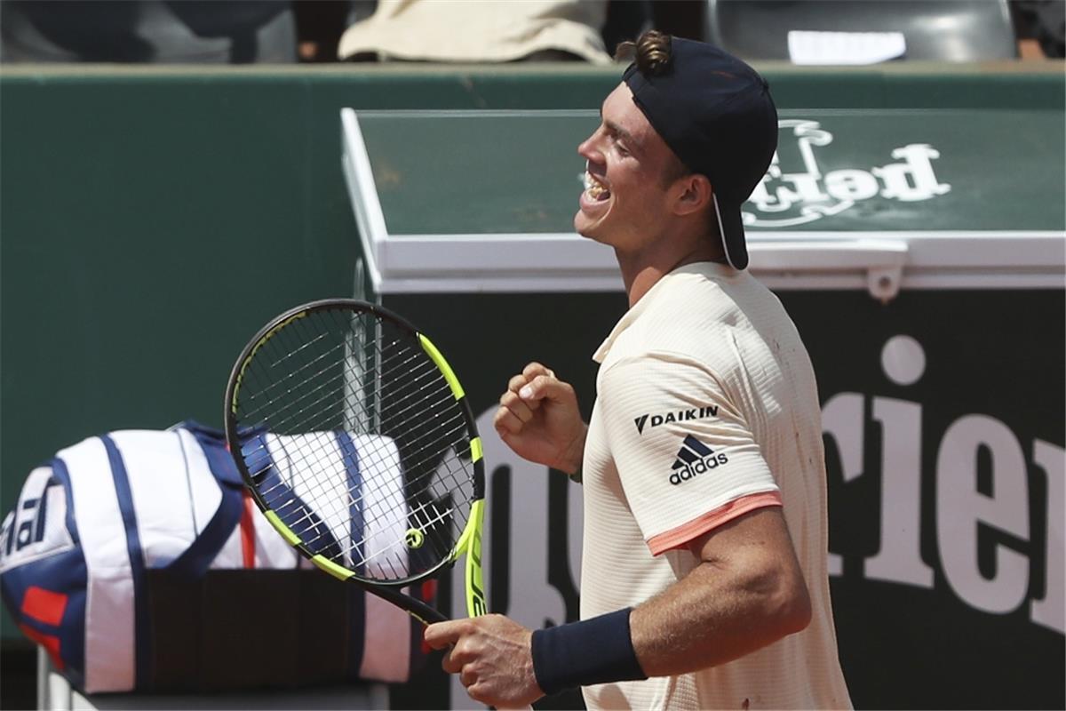 Maximilian Marterer feiert seinen Sieg. Damit steht er im Achtelfinale der French Open.