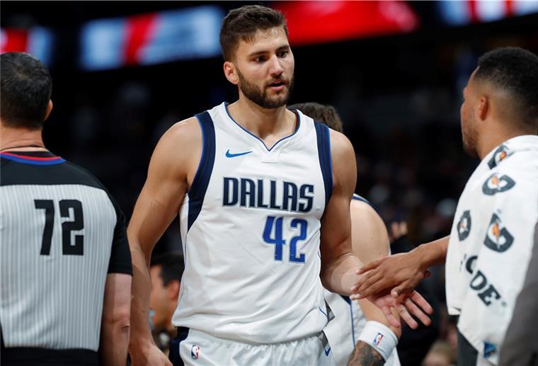 Maximilian „Maxi“ Kleber (Mitte) hat auch abseits des Basketballfeldes eine wichtige Funktion: Er ist Maskottchenbeauftragter.