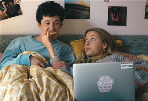 Maximilian Mundt als Moritz Zimmermann und Anna Lena Klenke als Lisa Novak in einer Szene der Serie „How to Sell Drugs Online (Fast)“. Die zweite Staffel ist ab dem 21. Juli auf Netflix zu sehen.