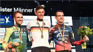 Maximilian Schachmann (l) und Nils Politt (M) starten im olympischen Straßenrennen.