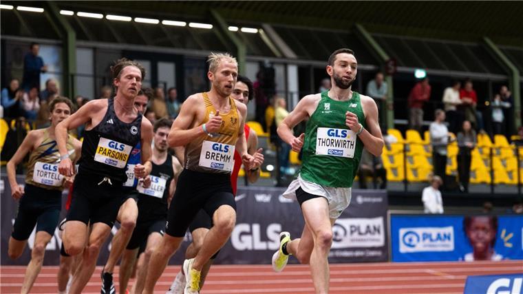 Maximilian Thorwirth (r) gewinnt ein spannendes Rennen über die 3000 Meter.