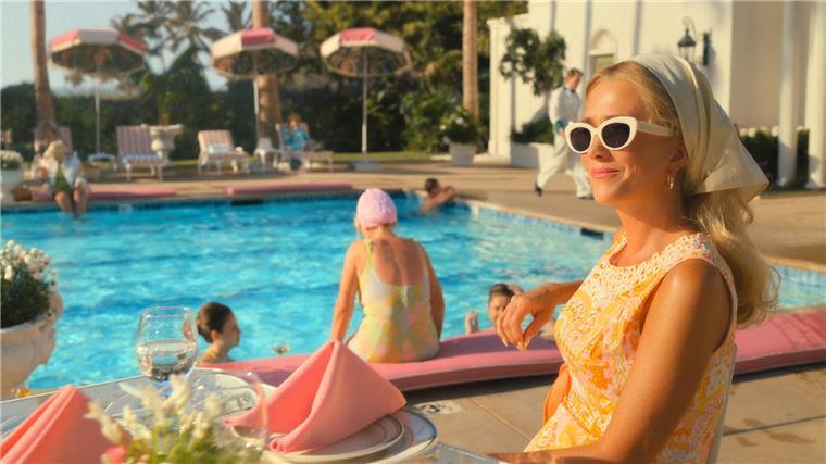 Der Streaming-März hat einiges zu bieten Maxine (Kristen Wiig) würde gern zu den oberflächlichen High-Society-Damen im Resort „Palm Royale“ gehören.
