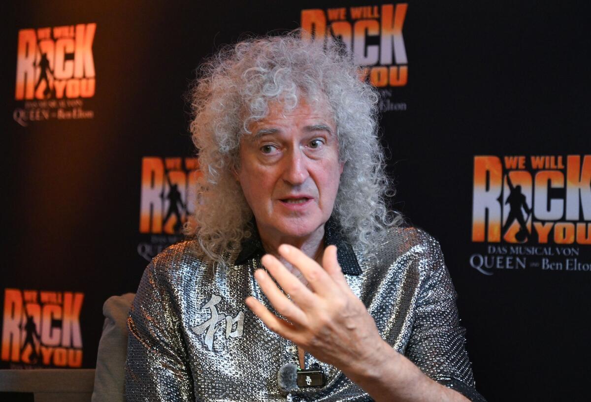 Warum der Queen-Gitarrist sich ständig verspielt May ist 78 Jahre alt und kam bei der Musicalpremiere von „We Will Rock You“ überraschend auf die Bühne.
