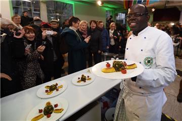 Mbala Mabibi aus dem Kongo zeigt bei der 1. Grünkohl-Weltmeisterschaft in Oldenburg sein Gericht auf dem Teller. 21 Köche aus neun Nationen treten zum Wettkampf an.