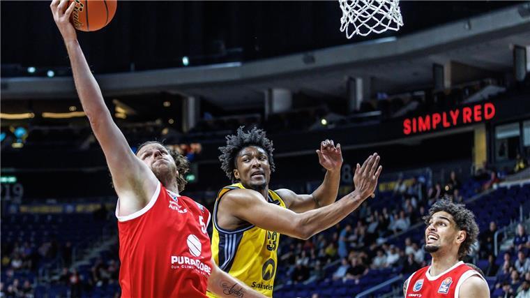 Alba schlägt MBC und steht in den Playoffs MBC-Center John Bryant zieht zum Berliner Korb.