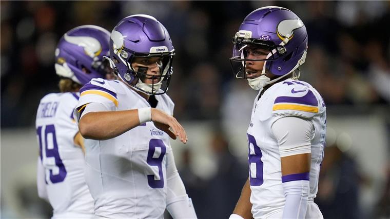 Noch ein NFL-Comeback: Vikings drehen Auftakt gegen Bears McCarthy (links) und Jefferson hatten mit ihren Touchdowns großen Anteil am Comeback der Vikings.