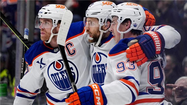 Draisaitl und McDavid dominieren gegen Stützles Senators McDavid, Draisaitl und Nugent-Hopkins (v.l.) kamen bei den Senators auf überragende sieben Scorerpunkte.