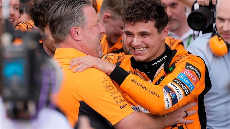 McLaren-Boss Zak Brown (l) war bislang gegen eine Teamorder zugunsten von Lando Norris.