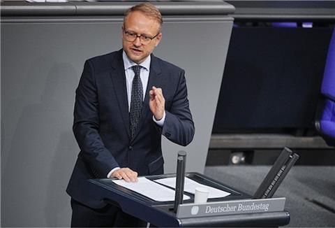 MdB Michael Kruse (Hamburg) hat sich bei der Bundesregierung dafür stark gemacht, schwimmende Terminals zur Anlandung von Flüssigkeit (FSRU) zu chartern.