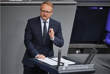 MdB Michael Kruse (Hamburg) hat sich bei der Bundesregierung dafür stark gemacht, schwimmende Terminals zur Anlandung von Flüssigkeit (FSRU) zu chartern.