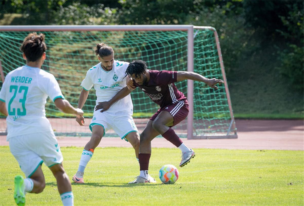 Wenig zu holen für den OSC Bremerhaven gegen Top-Favorit Werder Bremen II Mechak-Lazolo Nankishi (rotes Trikot) gibt es kein Durchkommen gegen die Werder-Abwehr.