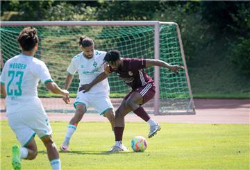 Mechak-Lazolo Nankishi (rotes Trikot) gibt es kein Durchkommen gegen die Werder-Abwehr.