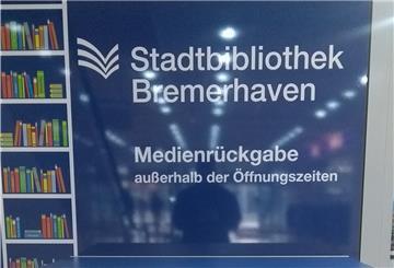 Medien können auch über den Rückgabekasten der Bibliothek im Erdgeschoß des Hanse-Carrés zurückgeben werden.