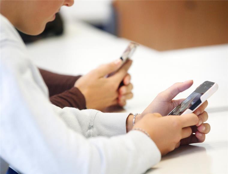 Zoff ums Smartphone im Klassenzimmer: Warum ein Verbot richtig Ärger machen könnte Schülerinnen benutzen ihr Smartphone im Unterricht. Medienpädagogen fordern: Schulen sollten Smartphones sinnvoll einbinden statt verbieten.