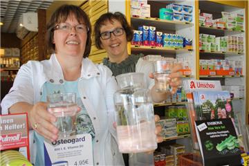 Medikamente sollten nur mit Leitungswasser eingenommen werden, sagen die Pharmazeutisch-technische Assistentin Marlies Schirmer (links) und Apothekerin Anja Sievern. 