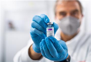 Mediziner Michael Holznagel, ärztlicher Leiter des Bremerhavener Impfzentrums zeigt den Corona-Impfstoff des Herstellers AstraZeneca. Verimpfen können ihn die Teams gerade nicht.