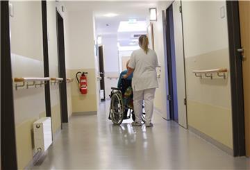 Medizinische Einrichtungen müssen seit Mitte März ungeimpfte Mitarbeiter an die Gesundheitsämter melden. Darunter sind auch einige Pflegekräfte, offenbar aber weniger als befürchtet.