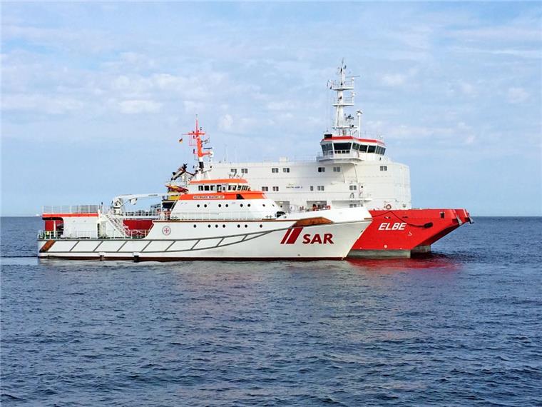 Einsatz auf der Elbe: Seenotretter bringen Notarzt zu Lotsenstationsschiff Medizinischer Notfall: Der Seenotrettungskreuzer "Hermann Marwede" der Deutschen Gesellschaft zur Rettung Schiffbrüchiger geht beim Lotsenstationsschiff „Elbe“ längsseits.