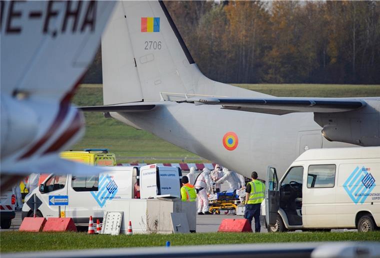Flugzeug der Luftwaffe soll wegen Corona umgebaut werden Medizinisches Personal in Schutzanzügen schiebt einen Corona-Intensivpatienten auf einem Krankenbett aus dem Laderaum einer C-27 - das kann auch in Deutschland bald Realität werden.