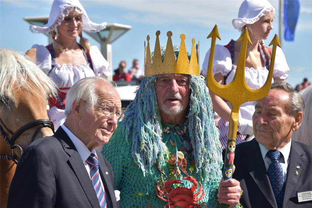 Meeresgott Neptun gibt das Watt frei. 