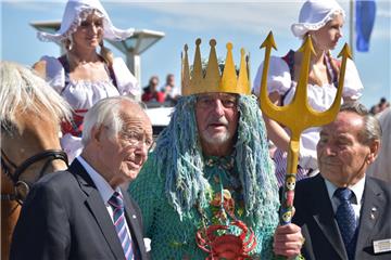 Meeresgott Neptun gibt das Watt frei. 